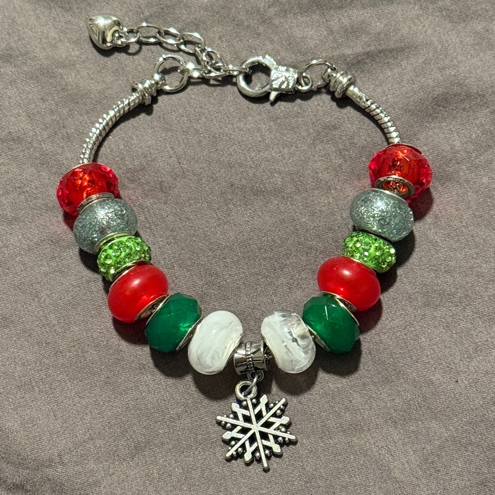 🖤 Handmade Christmas / Red and Green with Snowflake Beaded Charm Bracelet